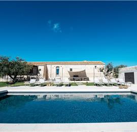  6 bedroom villa with heated pool in Modica, sleeps 18
